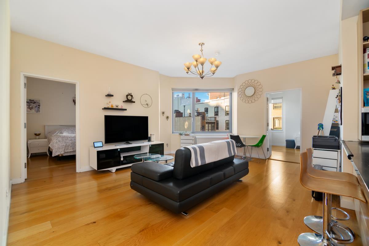 100 West 18th Street 5-F, Chelsea, Downtown, NYC - 2 Bedrooms  
2.5 Bathrooms  
4 Rooms - 
