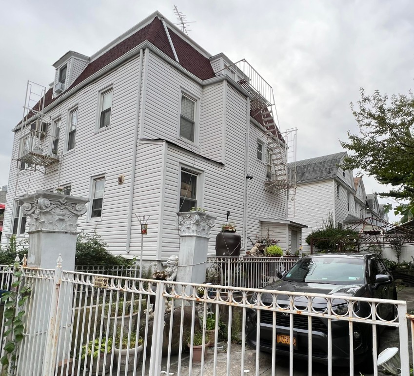 53-04 Seabury Street, Elmhurst, Queens, New York - 9 Bedrooms  
7 Bathrooms  
15 Rooms - 