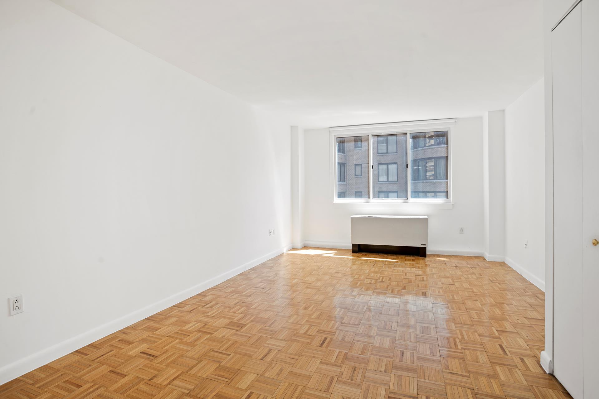 308 East 38th Street 12C, Murray Hill, Midtown East, NYC - 1 Bedrooms  
1 Bathrooms  
3 Rooms - 