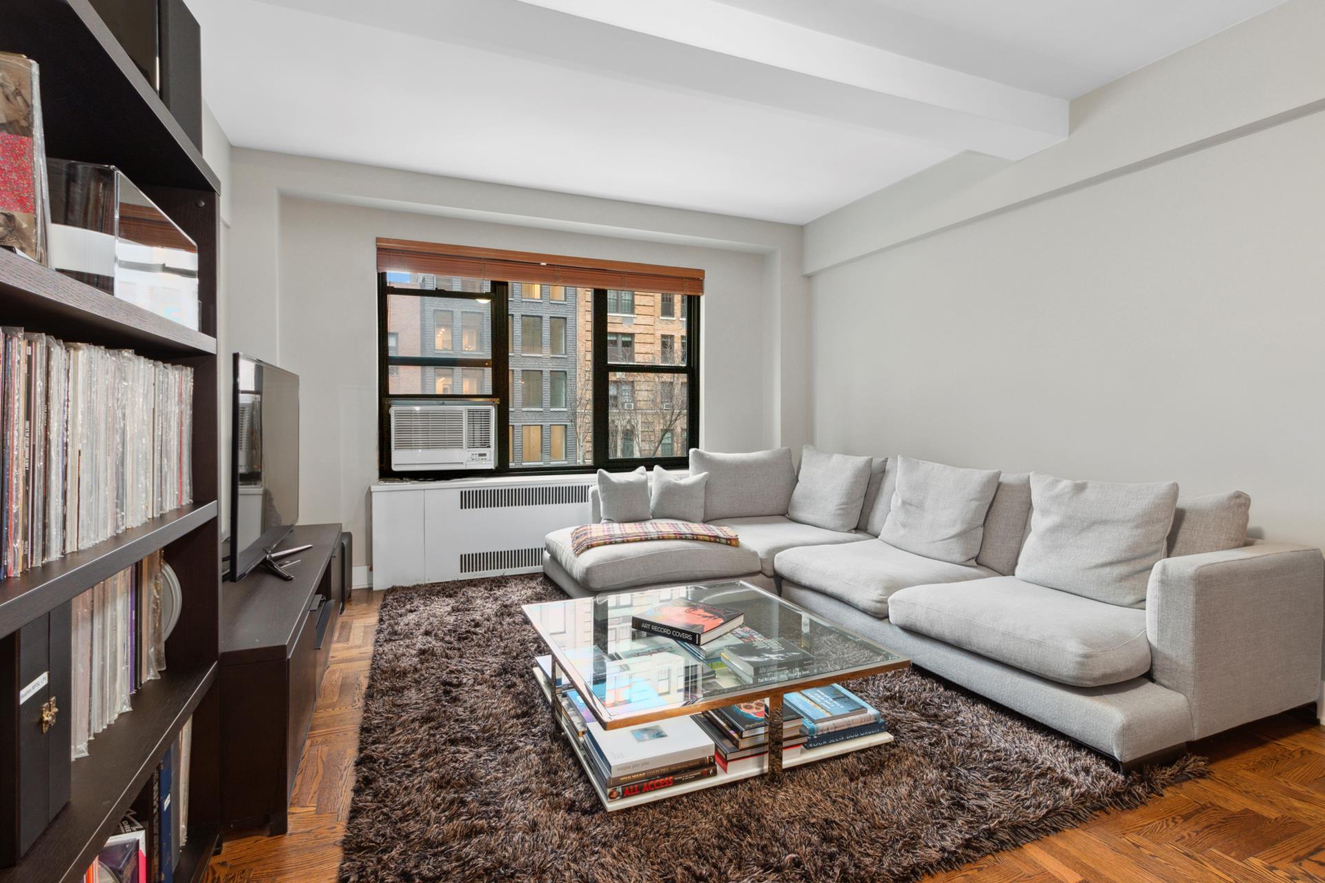 330 East 79th Street 4B, Lenox Hill, Upper East Side, NYC - 2 Bedrooms  
2.5 Bathrooms  
5 Rooms - 