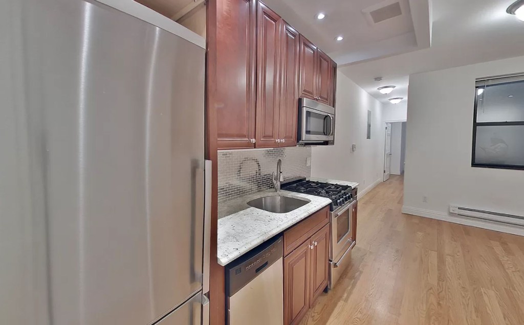 749 9th Avenue 302, Midtown West, Midtown West, NYC - 1 Bathrooms  
2 Rooms - 