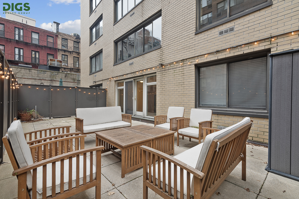 345 East 73rd Street 1A, Lenox Hill, Upper East Side, NYC - 2 Bedrooms  
1 Bathrooms  
4 Rooms - 