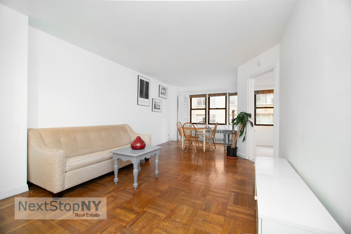 220 East 54th Street 9B, Sutton, Midtown East, NYC - 1 Bedrooms  
1 Bathrooms  
3 Rooms - 