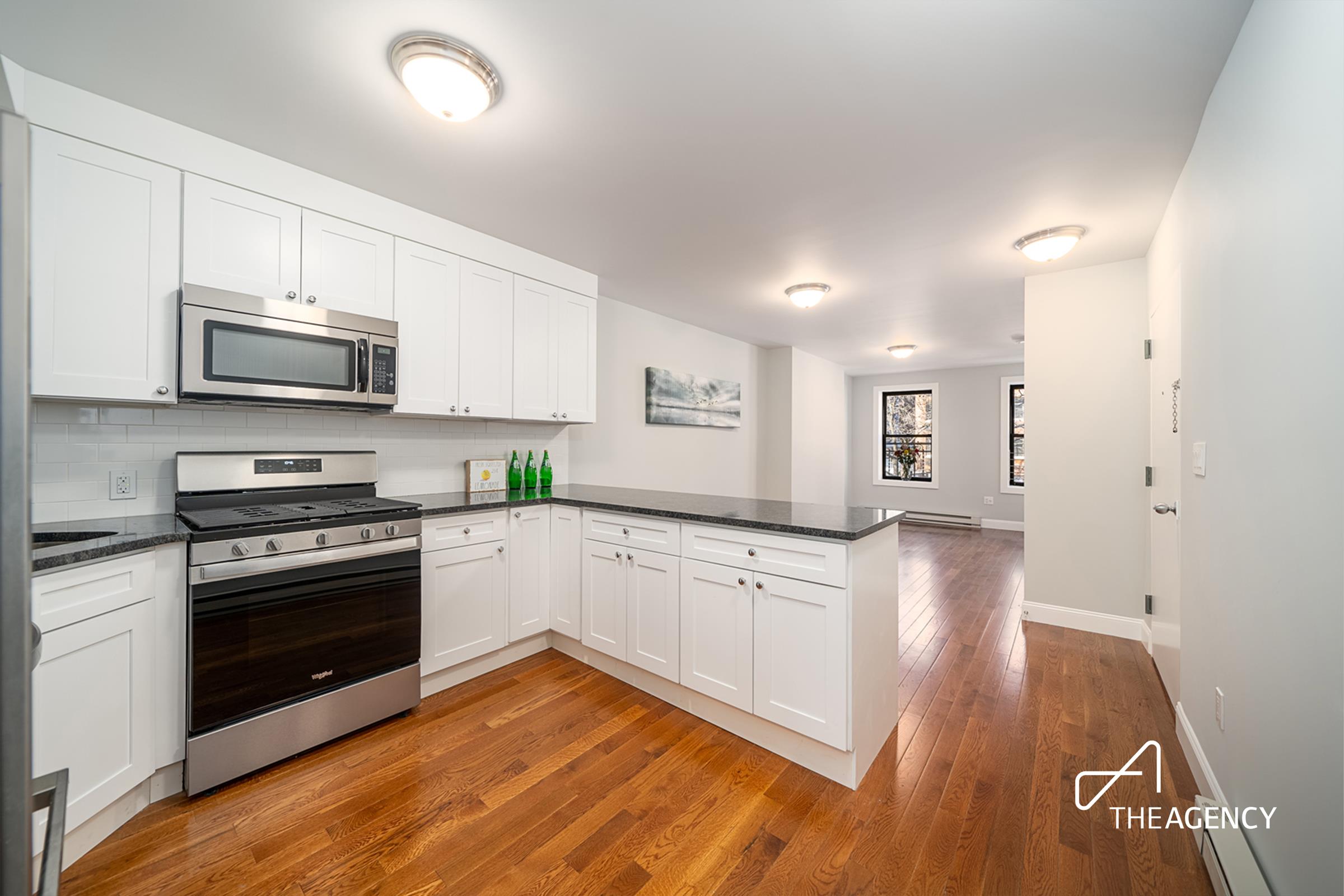519 3rd Avenue 2, Murray Hill, Midtown East, NYC - 2 Bedrooms  
2 Bathrooms  
4 Rooms - 
