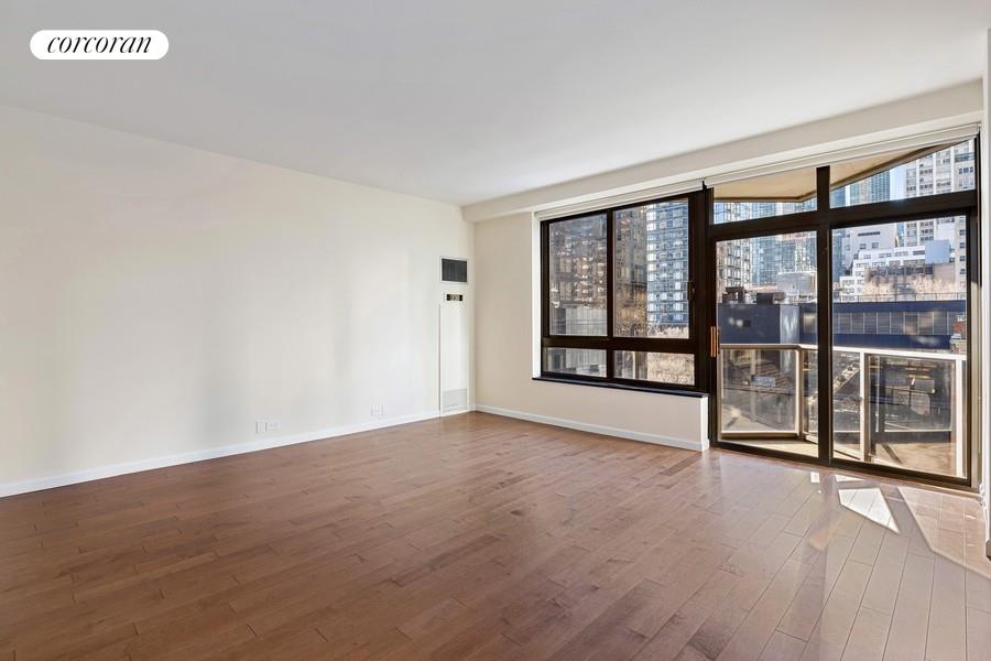100 United Nations Plaza 7D, Turtle Bay, Midtown East, NYC - 1 Bedrooms  
1 Bathrooms  
3 Rooms - 