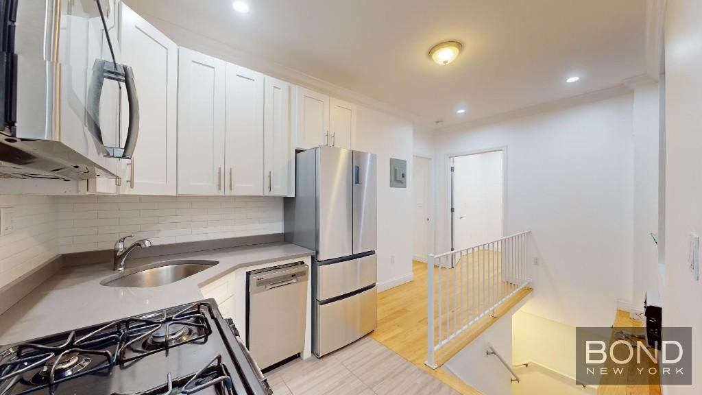 364 South 1st Street 5, Williamsburg, Brooklyn, New York - 2 Bedrooms  
2 Bathrooms  
4 Rooms - 