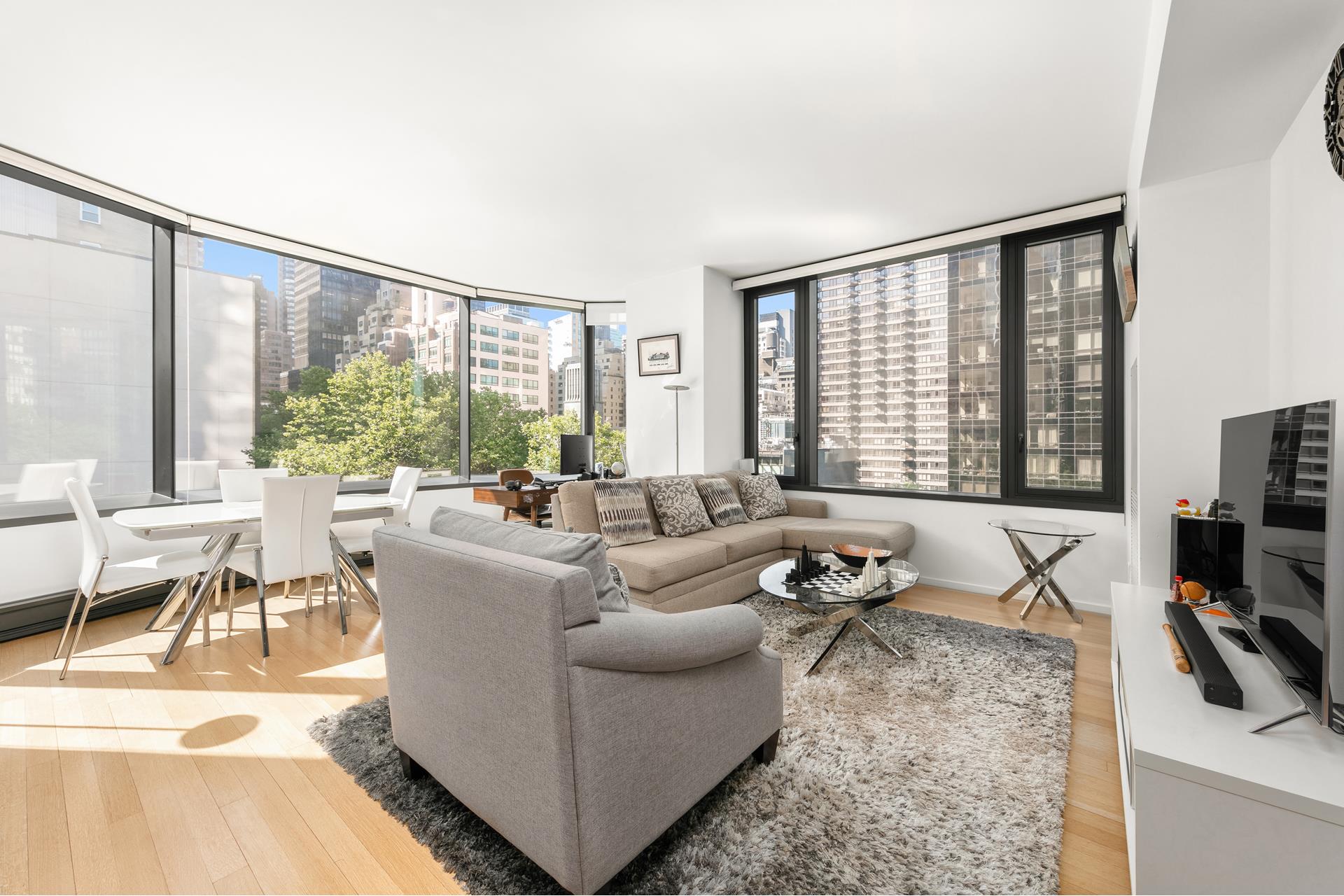 50 United Nations Plaza 6C, Turtle Bay, Midtown East, NYC - 2 Bedrooms  
2 Bathrooms  
5 Rooms - 