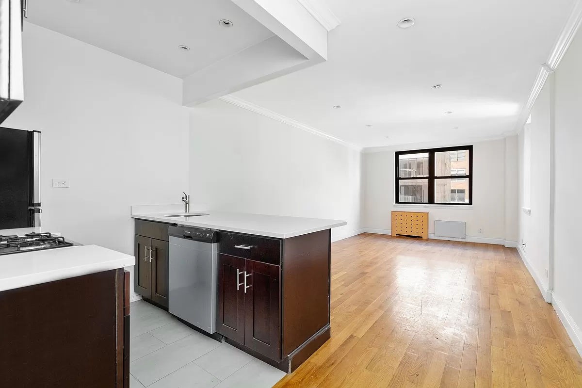 329 West 14th Street E2, Chelsea, Downtown, NYC - 1 Bathrooms  
1 Rooms - 