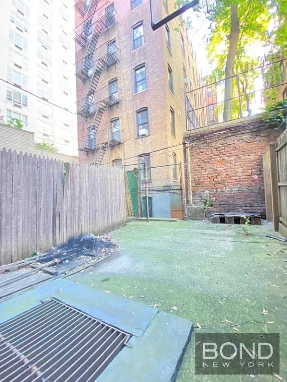 436 East 89th Street 1B, Upper East Side, Upper East Side, NYC - 2 Bedrooms  
1.5 Bathrooms  
4 Rooms - 