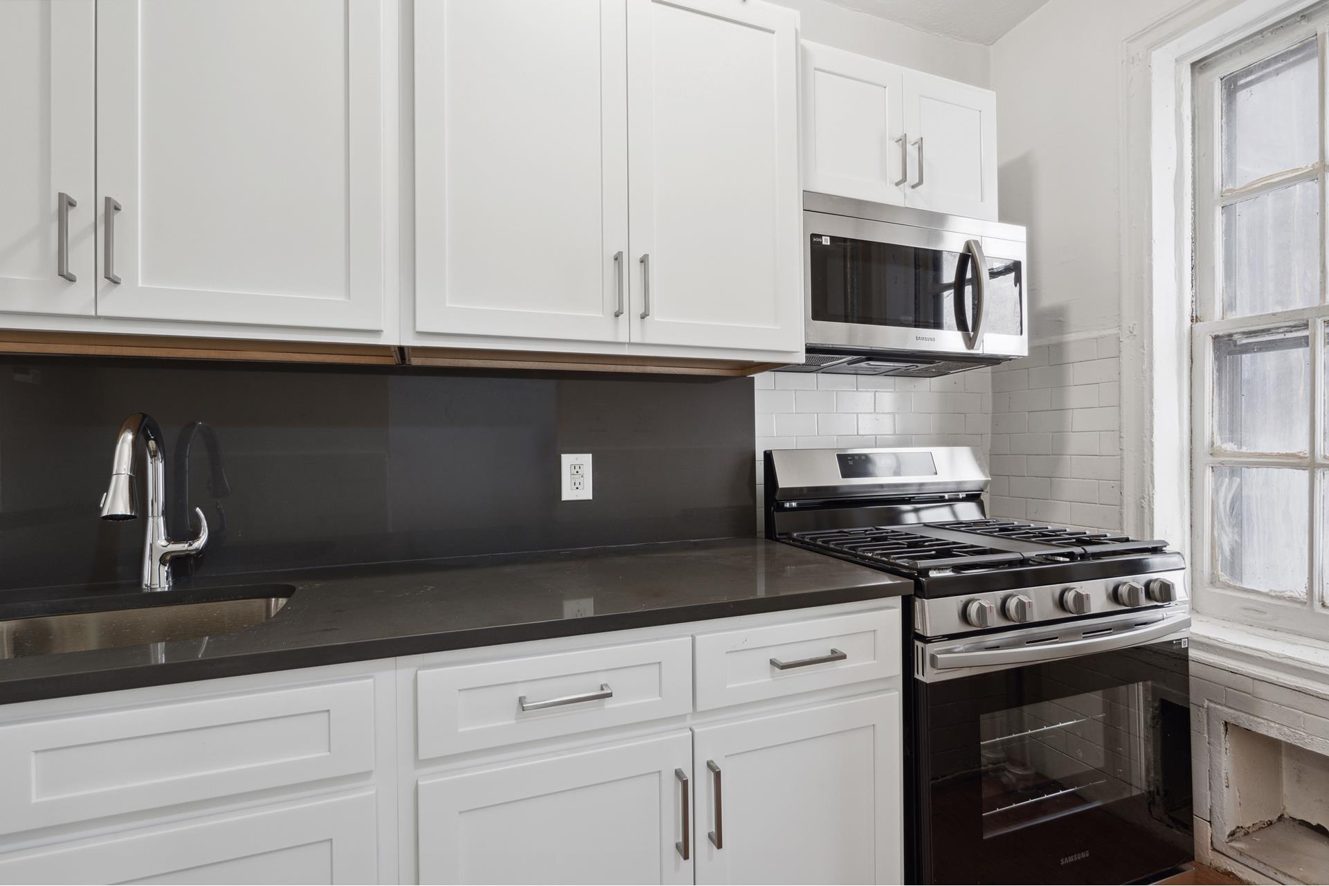 1075 Grand Concourse 2F, Concourse, Bronx, New York - 1 Bedrooms  
1 Bathrooms  
3 Rooms - 