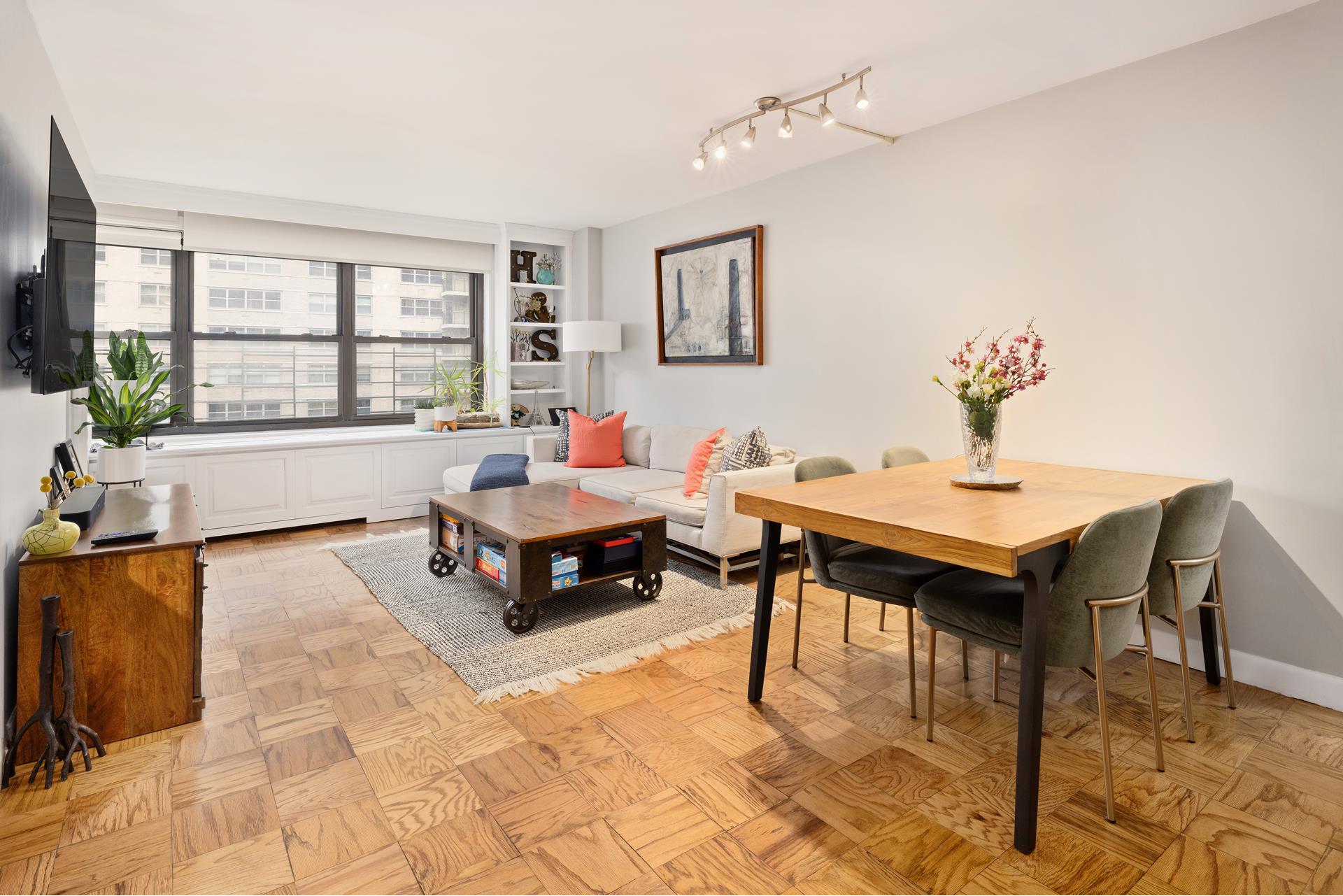 140 West End Avenue 19K, Lincoln Sq, Upper West Side, NYC - 2 Bedrooms  
1 Bathrooms  
5 Rooms - 