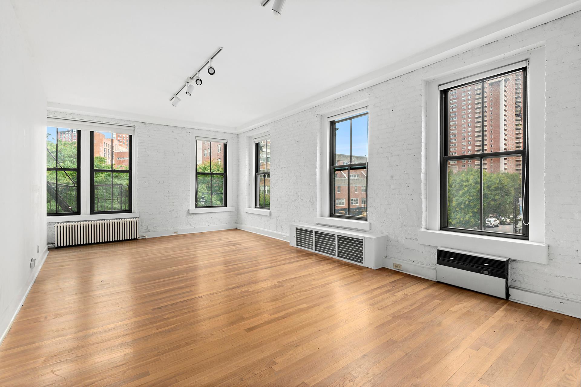 190 Duane Street Loft3, Tribeca, Downtown, NYC - 2 Bedrooms  
2 Bathrooms  
4 Rooms - 