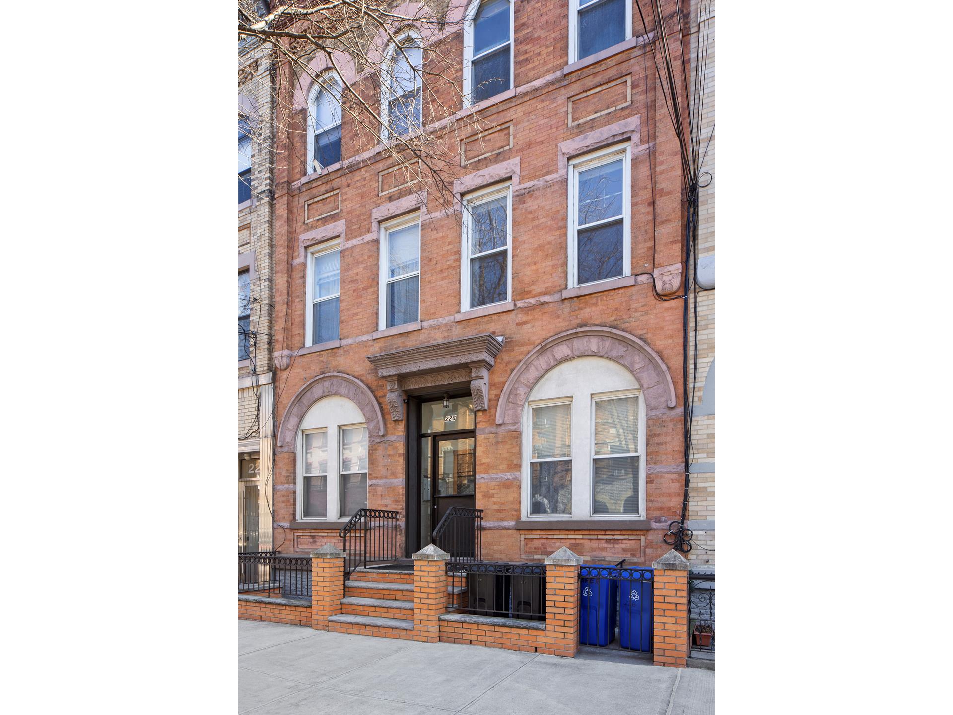 226 Kingsland Avenue, Greenpoint, Brooklyn, New York - 6 Bedrooms  
6 Bathrooms  
24 Rooms - 