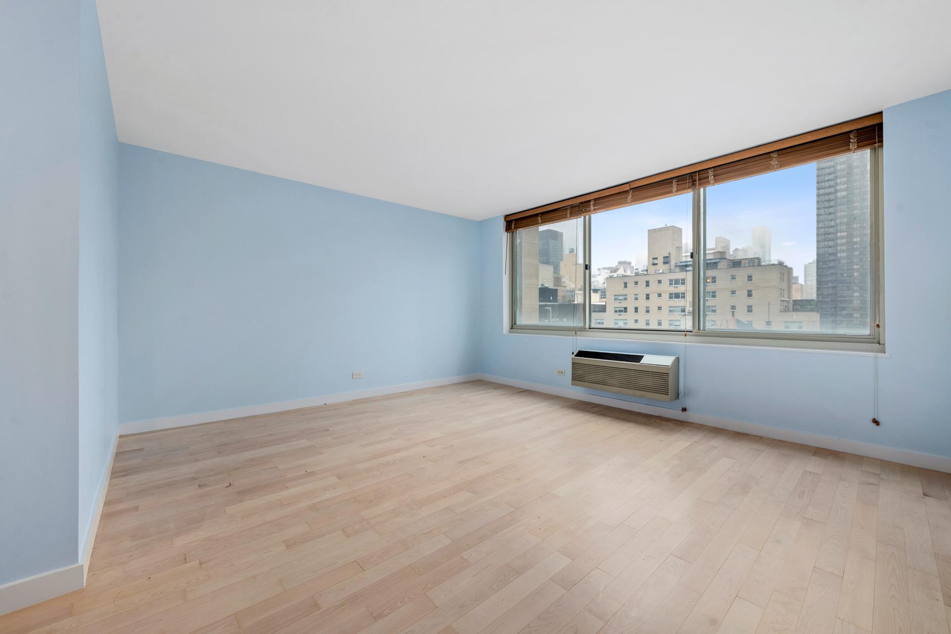 333 East 45th Street 18E, Turtle Bay, Midtown East, NYC - 1 Bedrooms  
1 Bathrooms  
3 Rooms - 