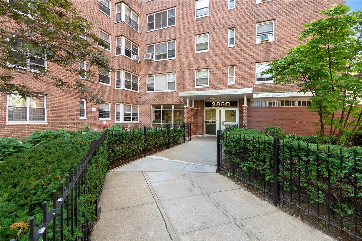 3850 Sedgwick Avenue 8-G, Kingsbridge, Bronx, New York - 2 Bedrooms  
1 Bathrooms  
4 Rooms - 