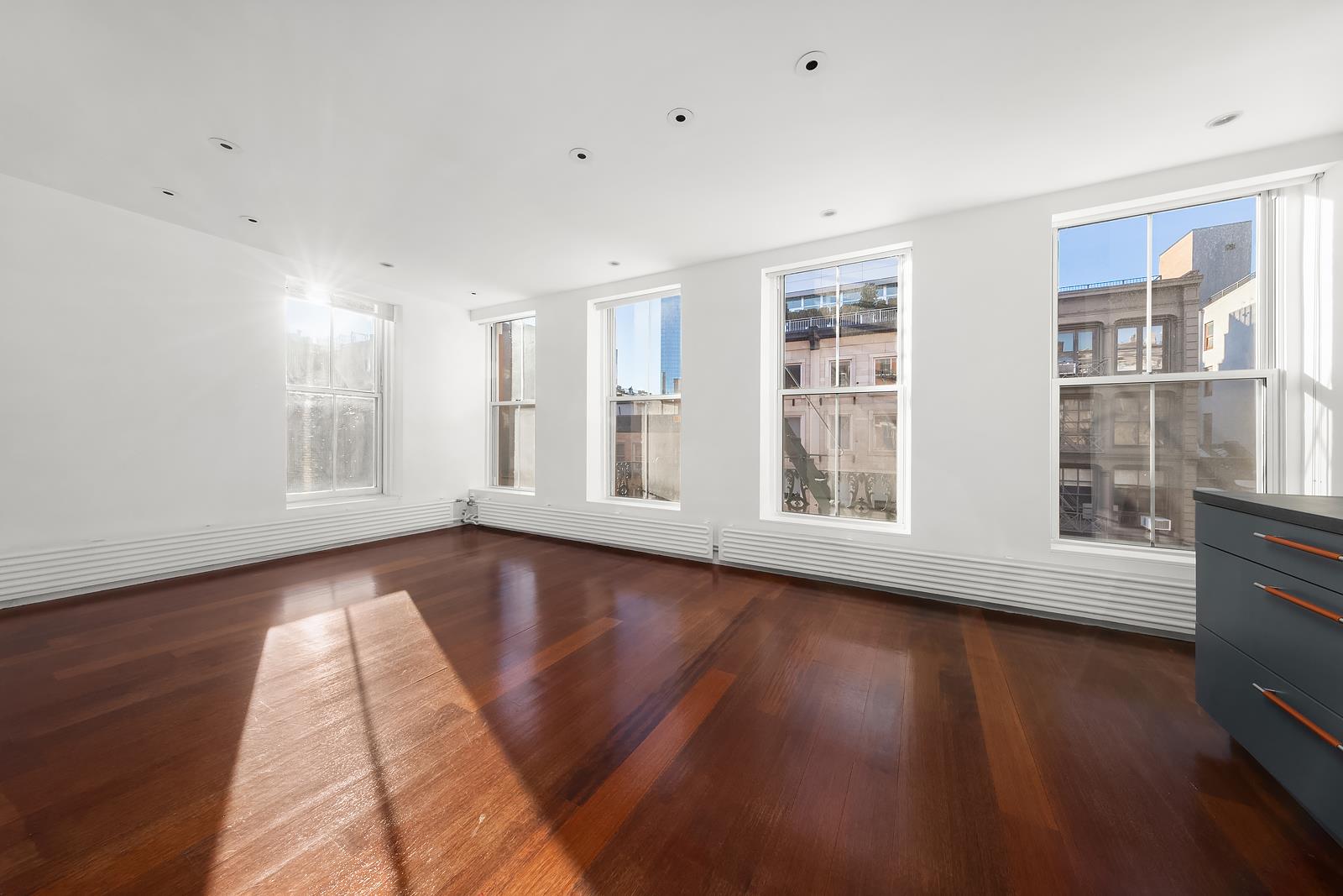 419 West Broadway 4S, Soho, Downtown, NYC - 2 Bedrooms  
2 Bathrooms  
4 Rooms - 