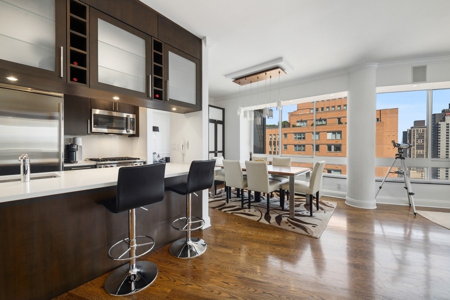 167 East 61st Street 30A, Lenox Hill, Upper East Side, NYC - 2 Bedrooms  
2.5 Bathrooms  
5 Rooms - 