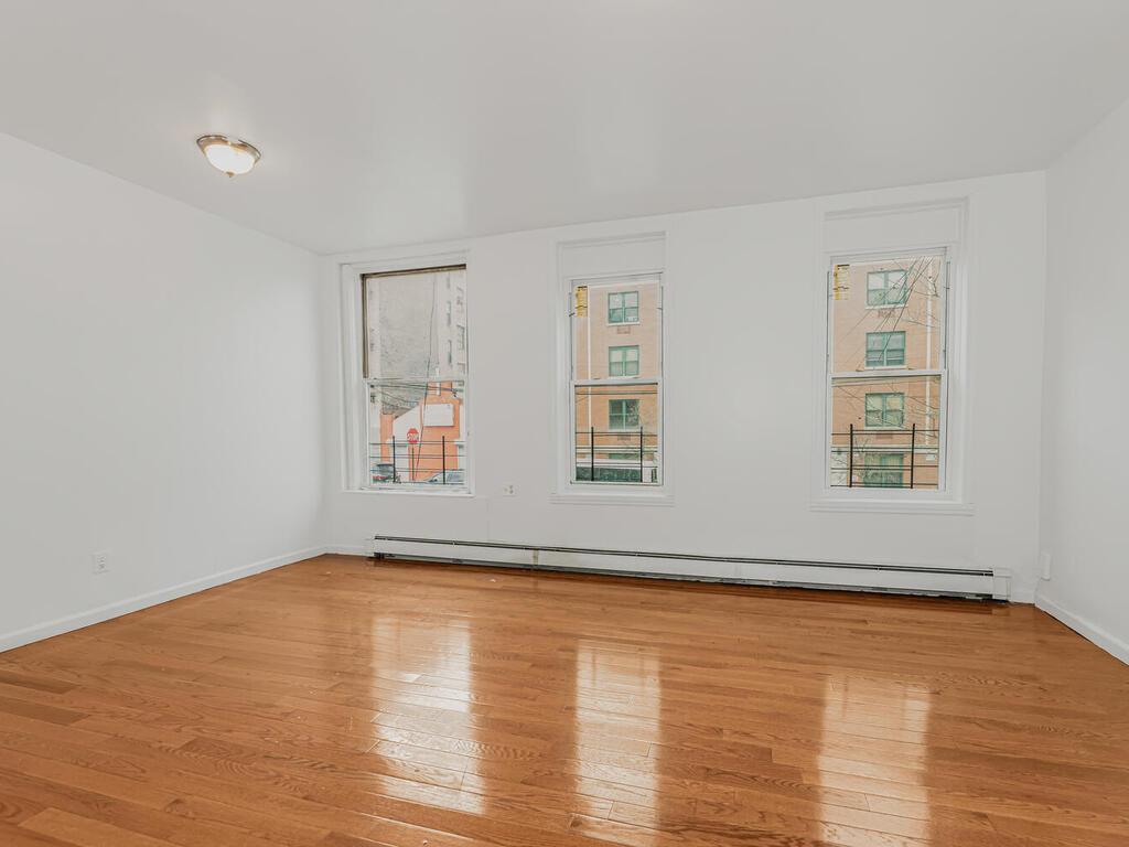 2190 Washington Avenue 2, Belmont, Bronx, New York - 1 Bedrooms  
1 Bathrooms  
3 Rooms - 