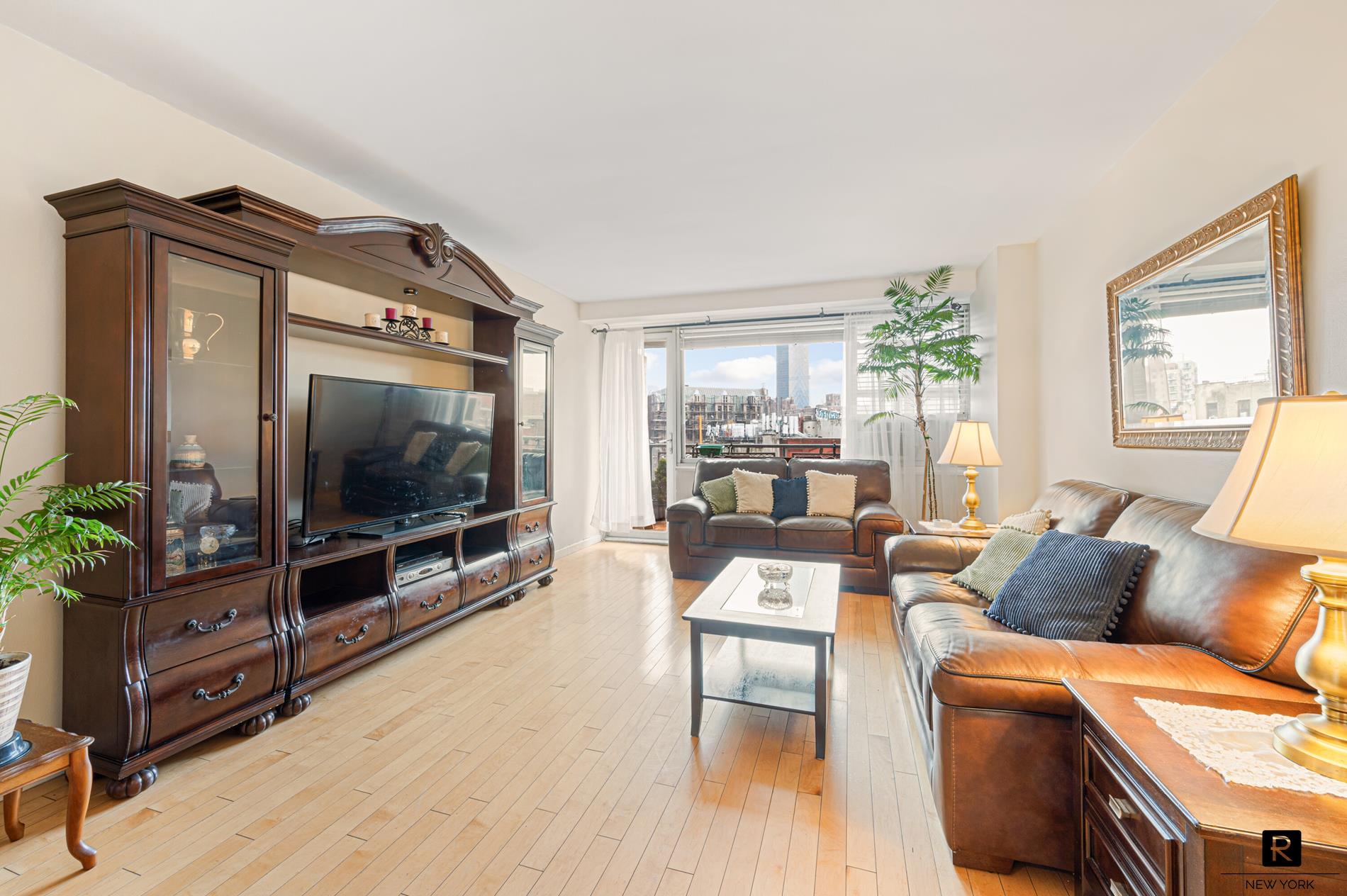 215 Park Row 7-D, Lower East Side, Downtown, NYC - 2 Bedrooms  
1 Bathrooms  
5 Rooms - 