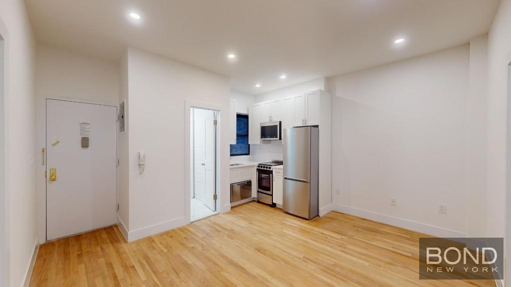 441 West 51st Street 2R, Midtown West, Midtown West, NYC - 3 Bedrooms  
1 Bathrooms  
5 Rooms - 