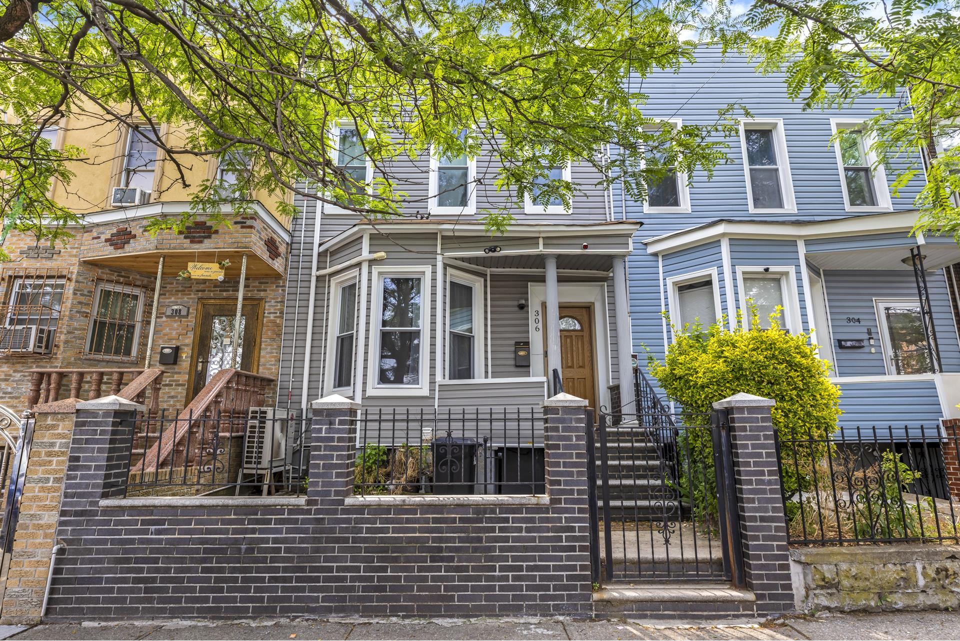 306 Autumn Avenue, East New York, Brooklyn, New York - 3 Bedrooms  
3 Bathrooms  
5 Rooms - 