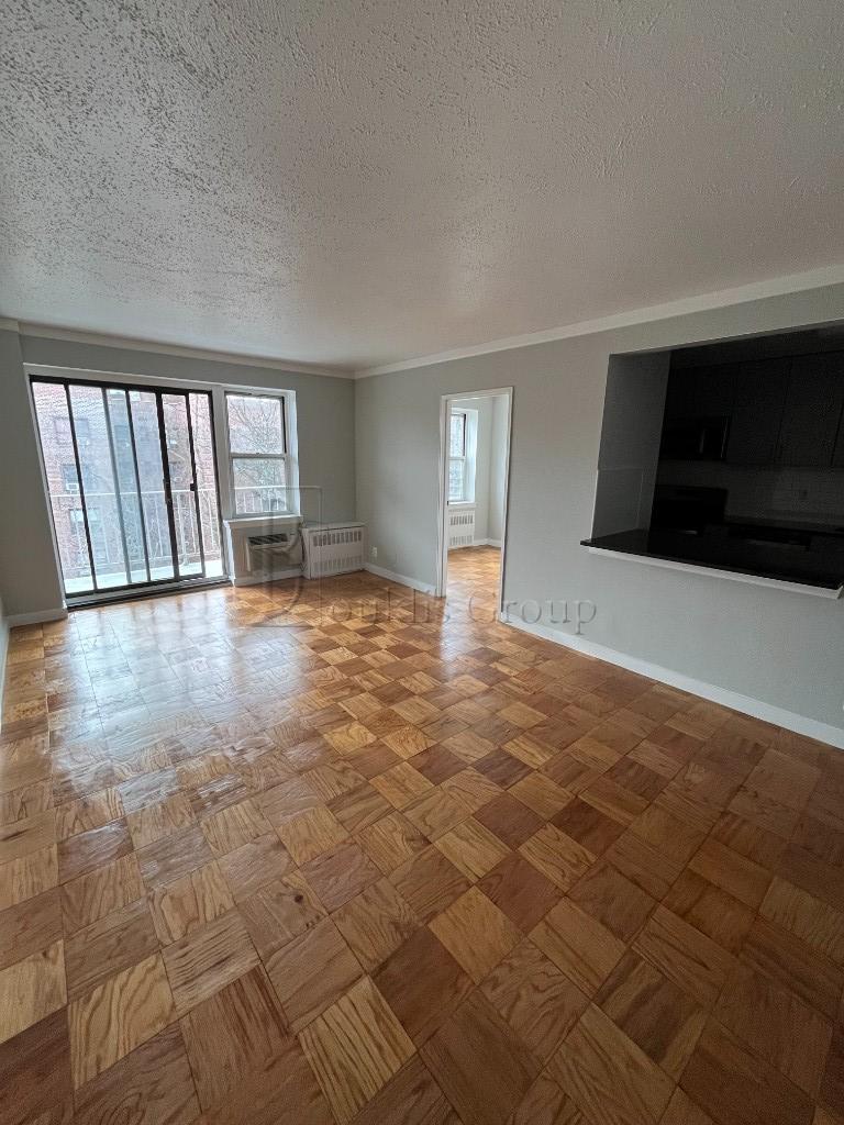 83-33 118th St, Forest Hills, Queens, New York - 2 Bedrooms  
1 Bathrooms  
4 Rooms - 