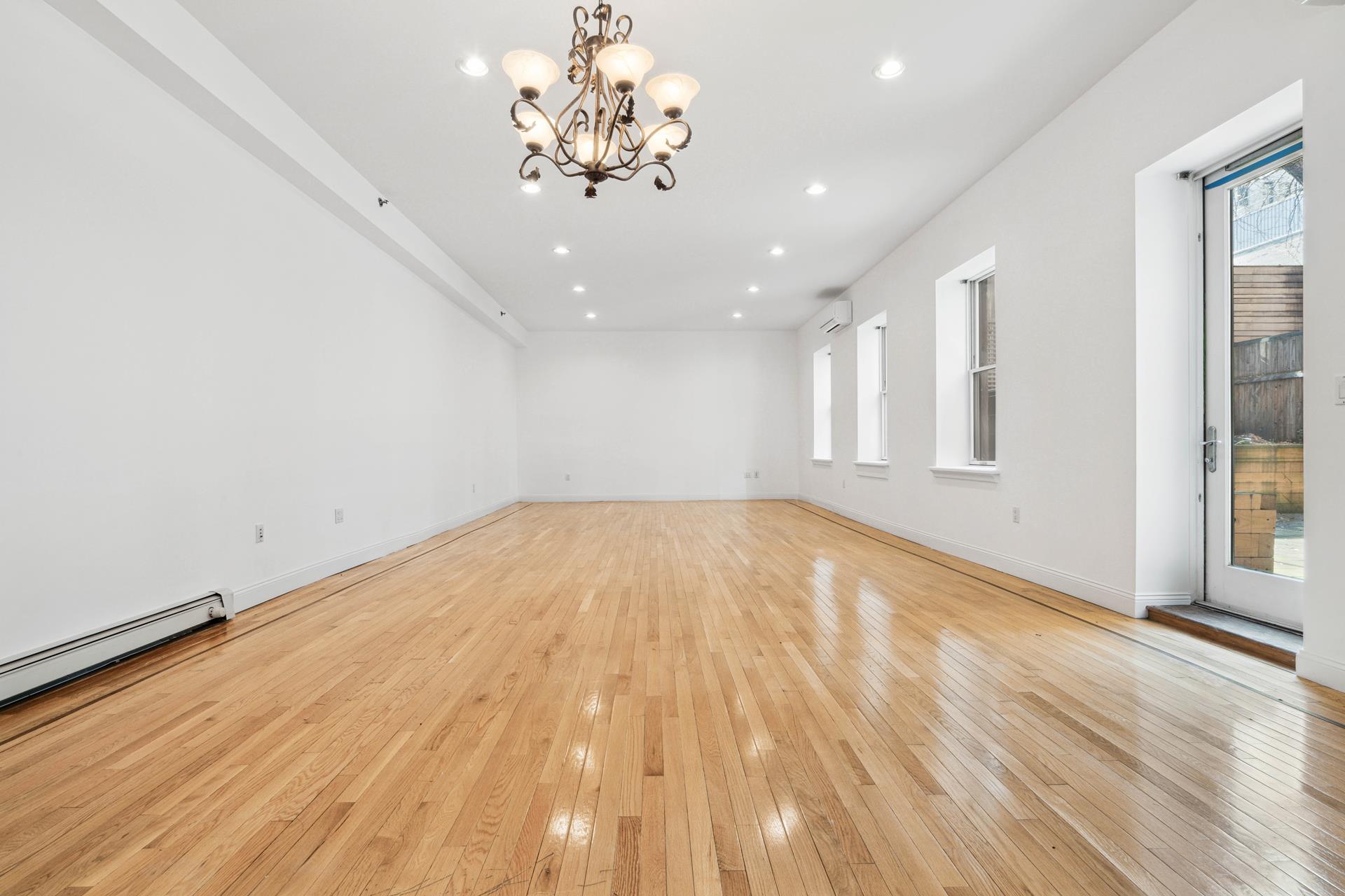 120 East 29th Street 1E, Nomad, Downtown, NYC - 3 Bedrooms  
2.5 Bathrooms  
6 Rooms - 