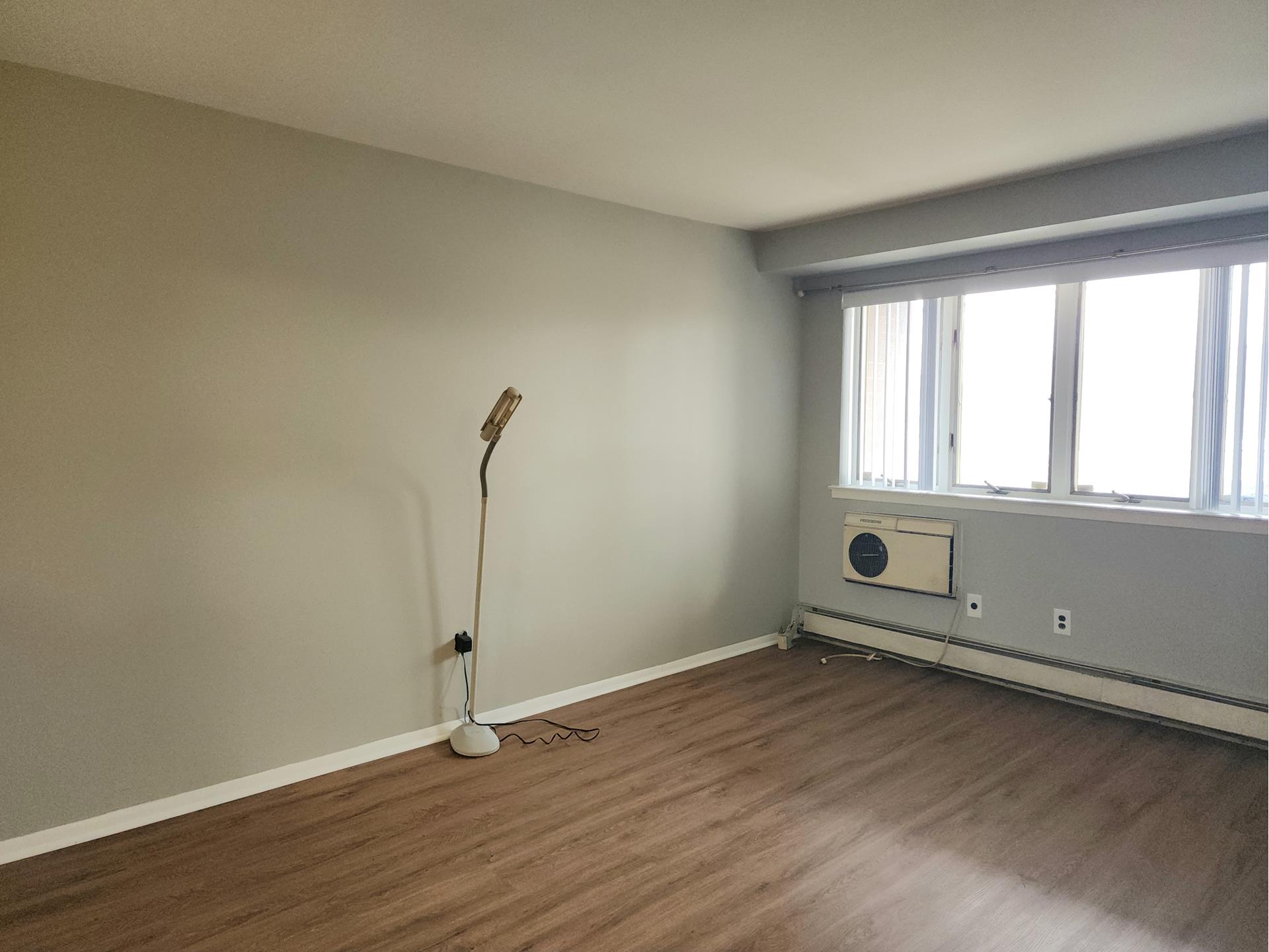 7937 Seaview Avenue 1, Canarsie, Brooklyn, New York - 2 Bedrooms  
1.5 Bathrooms  
5 Rooms - 