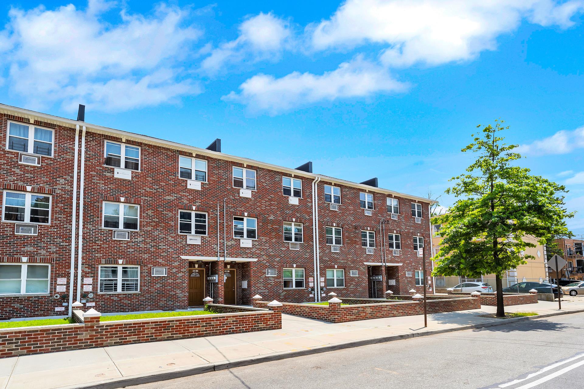 86 -11 -17 Kingston Pla, Jamaica Estates, Queens, New York - 32 Bedrooms  
12 Bathrooms  
56 Rooms - 