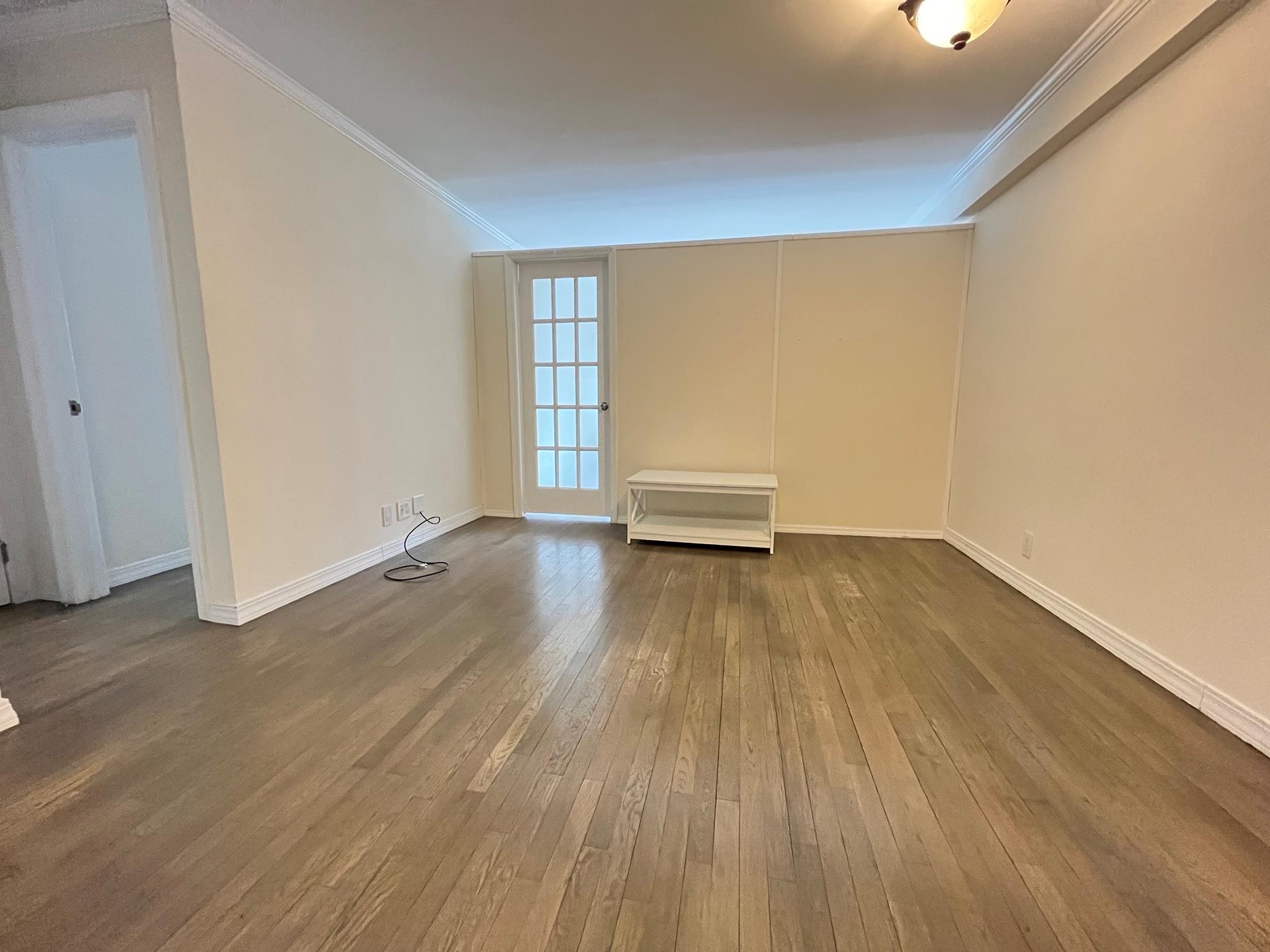 333 East 34th Street 8H, Murray Hill, Midtown East, NYC - 2 Bedrooms  
1 Bathrooms  
4 Rooms - 