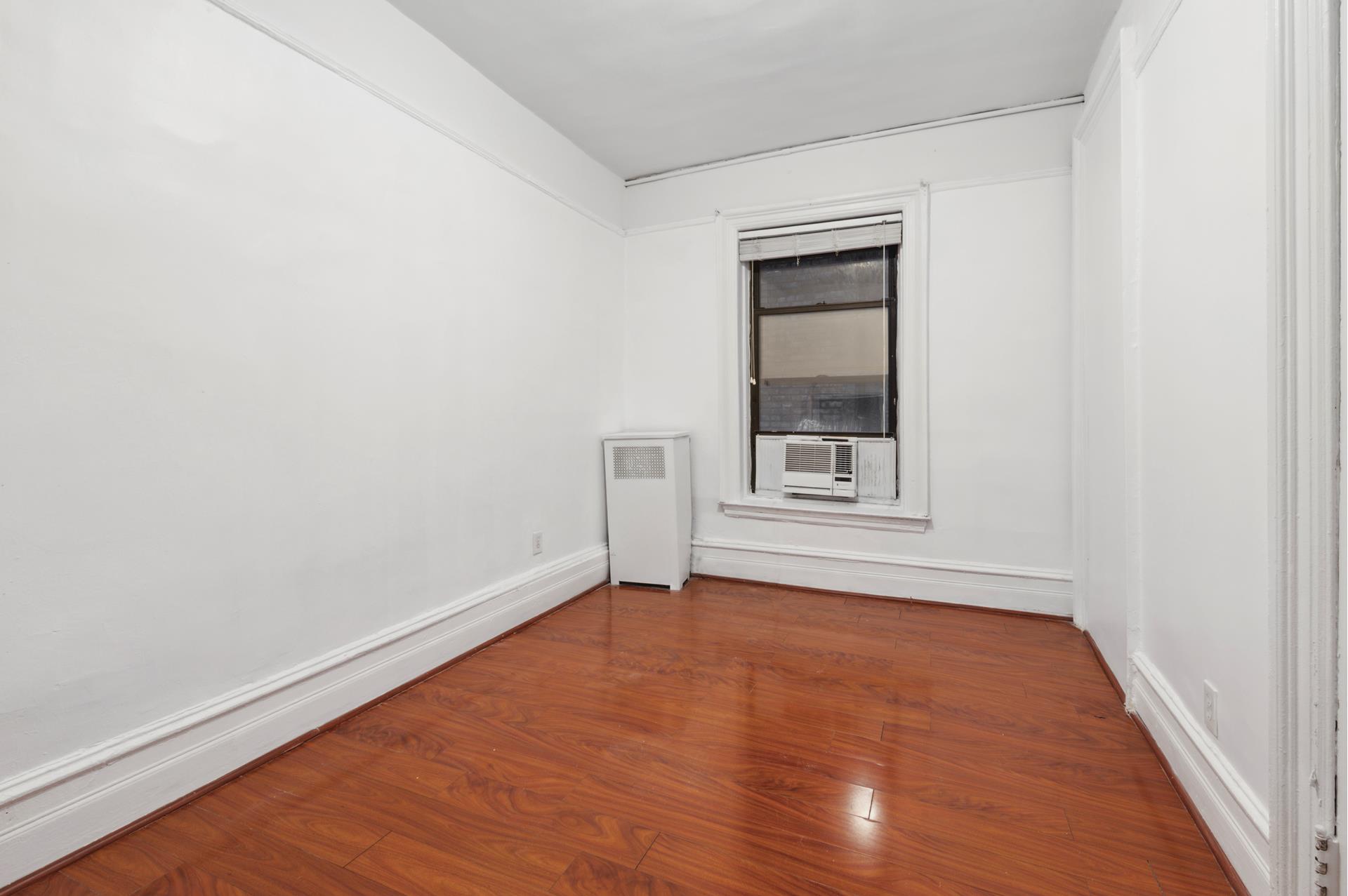 243 West 98th Street 4A, Upper West Side, Upper West Side, NYC - 3 Bedrooms  
1.5 Bathrooms  
6 Rooms - 