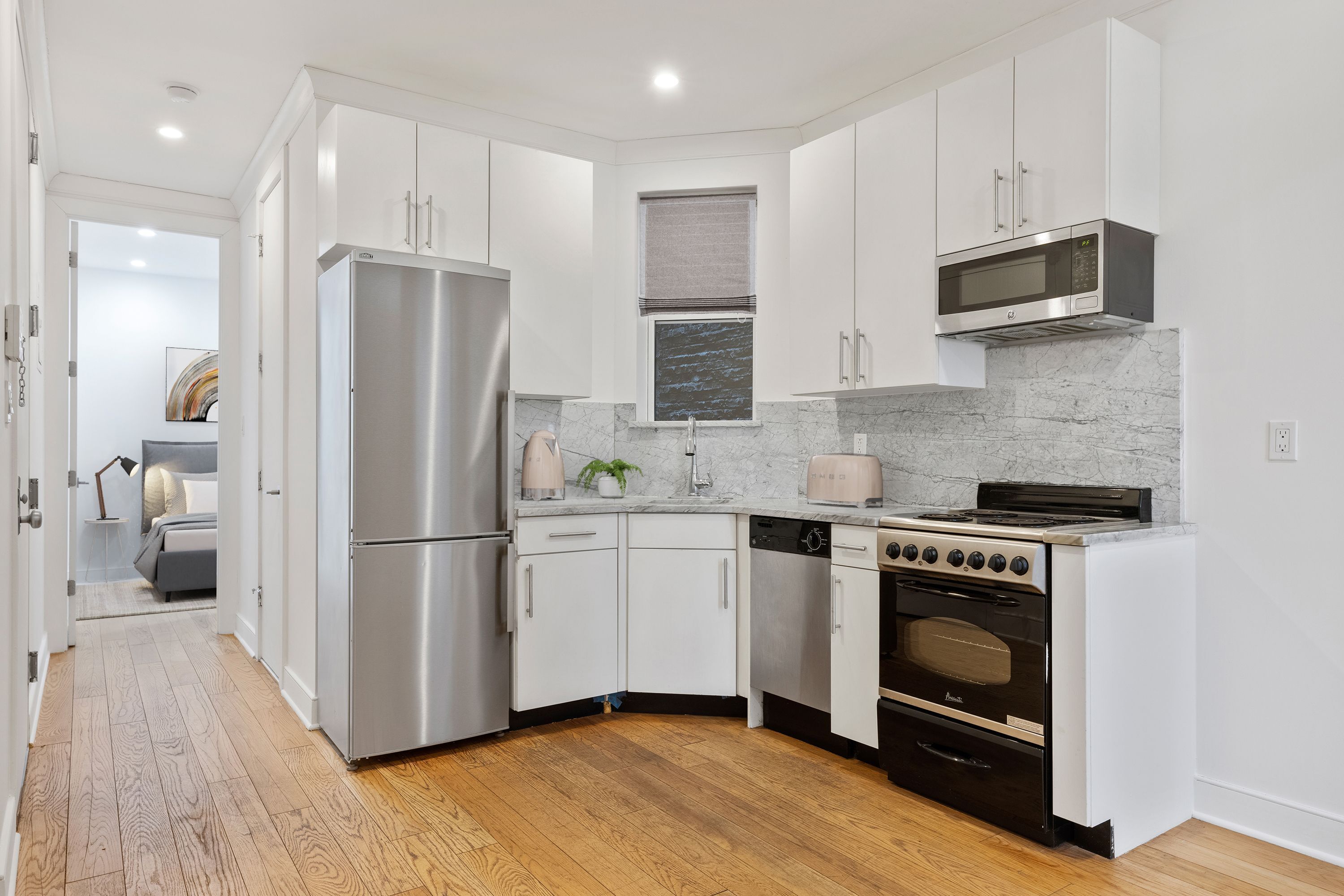 207 East 33rd Street 20, Kips Bay, Midtown East, NYC - 2 Bedrooms  
1 Bathrooms  
4 Rooms - 