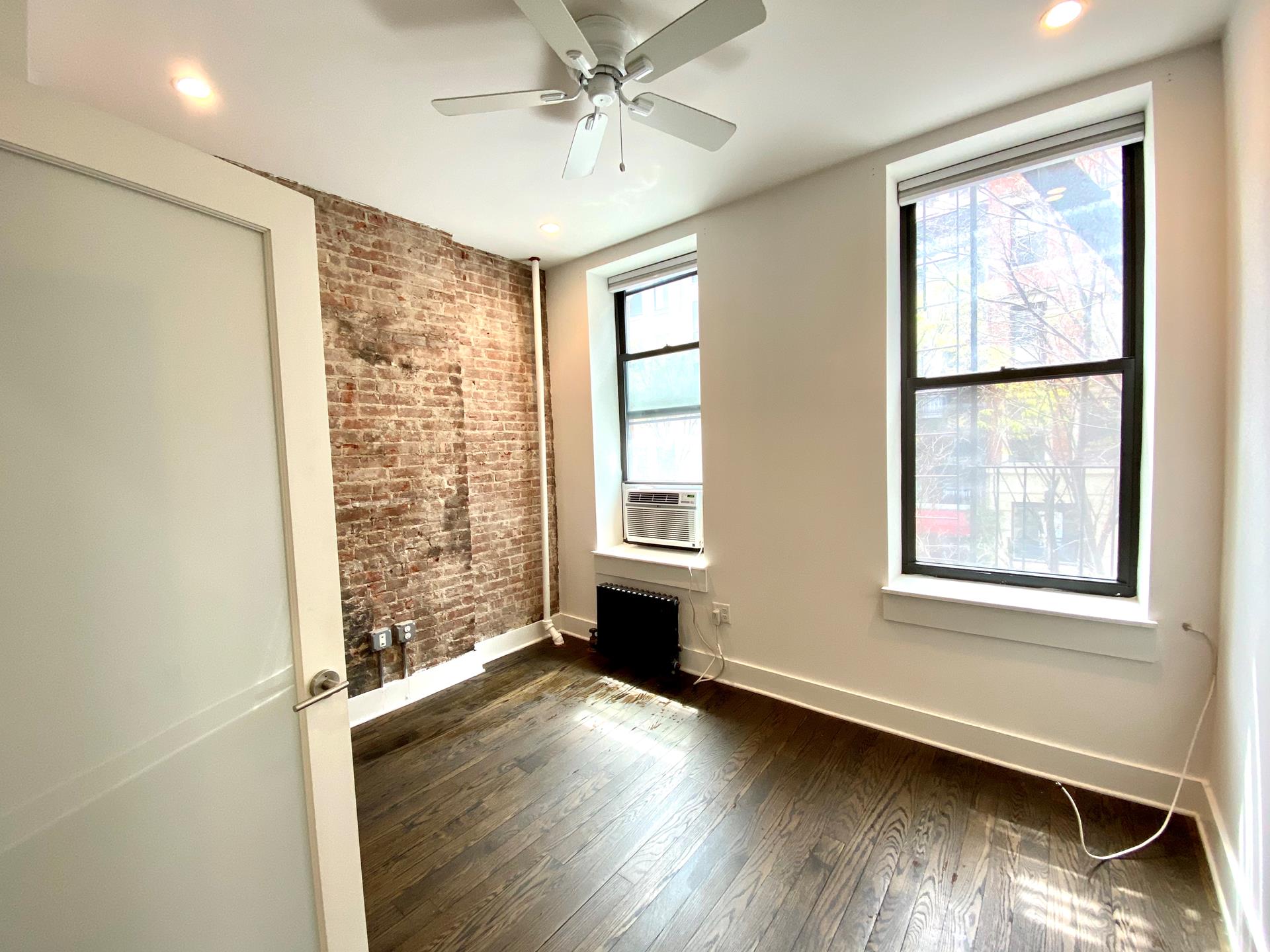 237 East 58th Street 2B, Sutton, Midtown East, NYC - 2 Bedrooms  
1 Bathrooms  
4 Rooms - 