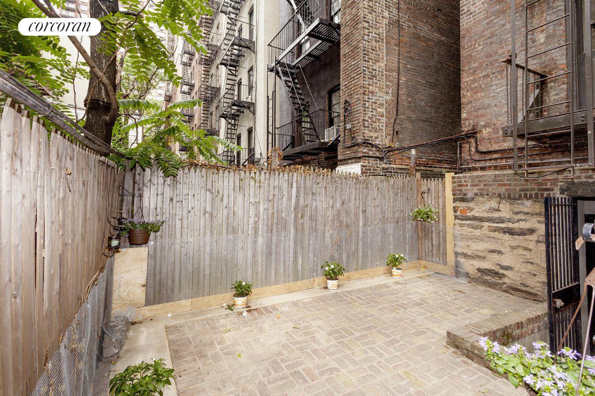238 East 82nd Street 1C, Yorkville, Upper East Side, NYC - 2 Bedrooms  
2 Bathrooms  
5 Rooms - 