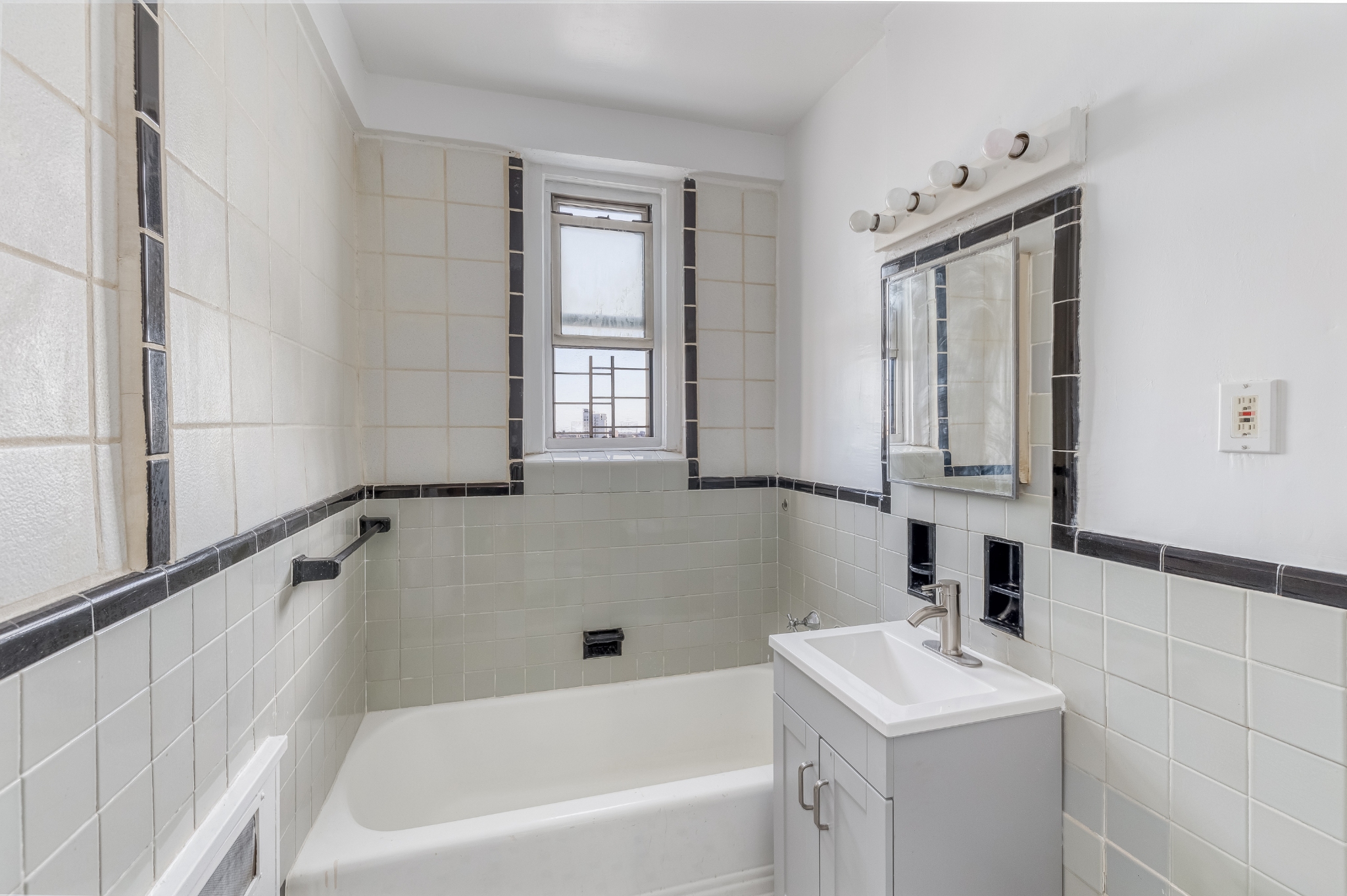 224 Highland Boulevard, New York, NY 11207, 2 Bedrooms Bedrooms, 4 Rooms Rooms,2 BathroomsBathrooms,Residential,For Sale,222 Highland Blvd,Highland,BNYC-1976273