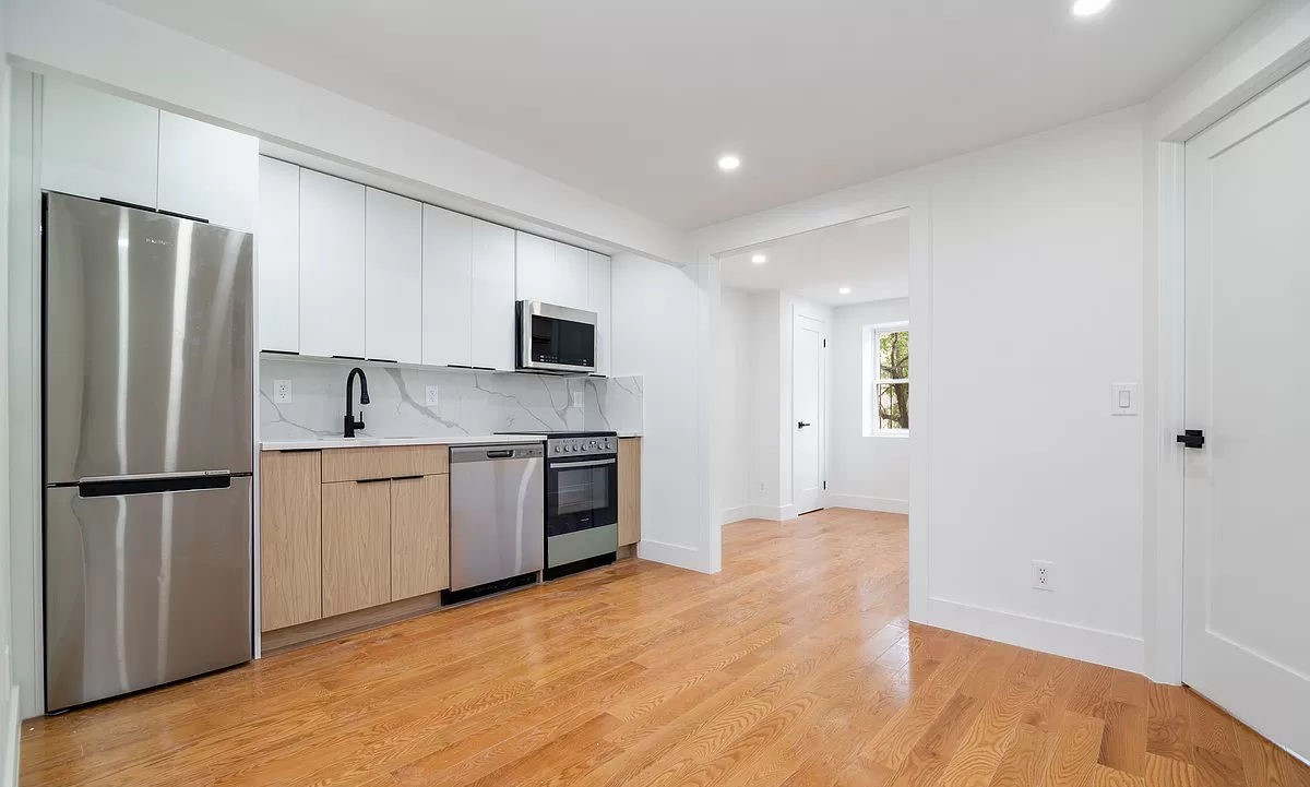 32 Ave A 3, East Village, Downtown, NYC - 4 Bedrooms  
2 Bathrooms  
5 Rooms - 