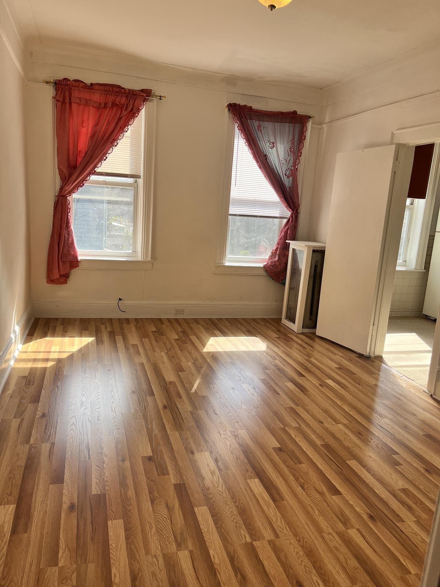 87-20 Jamaica Avenue, Woodhaven, Queens, New York - 3 Bedrooms  
1 Bathrooms  
4 Rooms - 