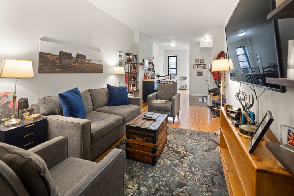 323 East 90th Street 2W, Yorkville, Upper East Side, NYC - 2 Bedrooms  
1 Bathrooms  
5 Rooms - 