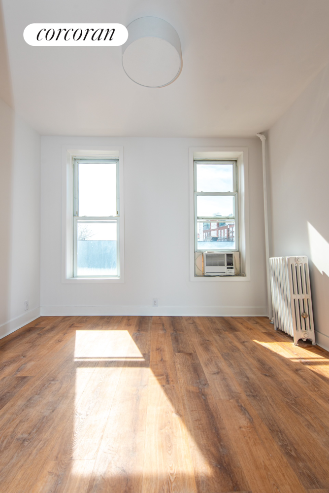 213 Greenpoint Avenue 2L, Greenpoint, Brooklyn, New York - 1 Bedrooms  
1 Bathrooms  
2 Rooms - 