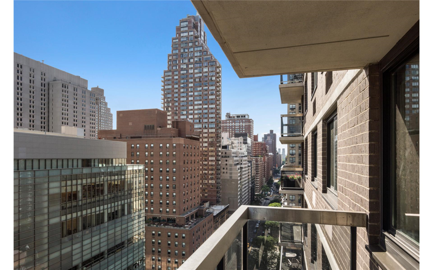 515 East 72nd Street 17F, Lenox Hill, Upper East Side, NYC - 3 Bedrooms  
2 Bathrooms  
5 Rooms - 