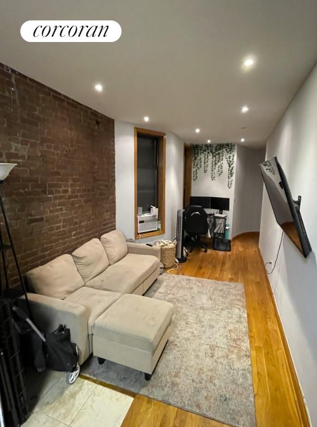 501 West 43rd Street 4E, Hells Kitchen, Midtown West, NYC - 2 Bedrooms  
1 Bathrooms  
4 Rooms - 