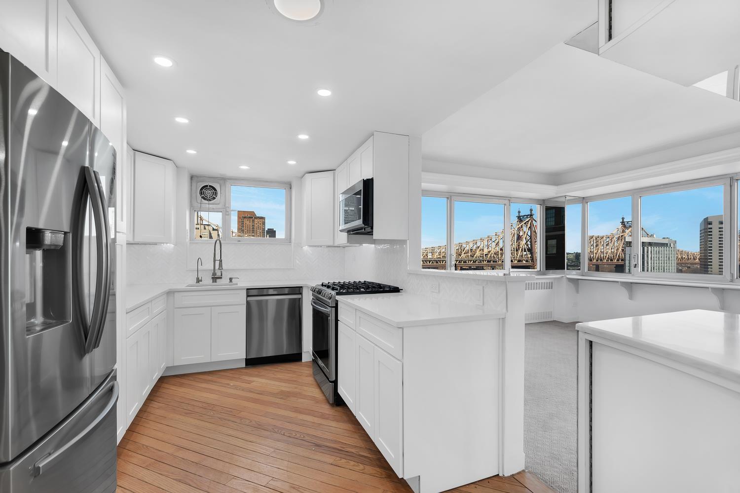 25 Sutton Place 17F, Sutton, Midtown East, NYC - 2 Bedrooms  
2 Bathrooms  
5 Rooms - 
