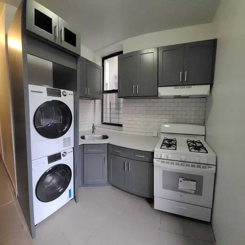 2267 1st Avenue 2S, Harlem, Upper Manhattan, NYC - 2 Bedrooms  
1 Bathrooms  
4 Rooms - 