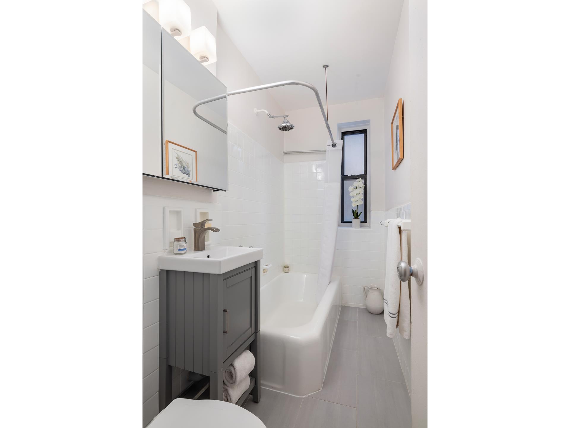 90 Park Terrace 2E, Inwood, Upper Manhattan, NYC - 1 Bedrooms  
1 Bathrooms  
3 Rooms - 