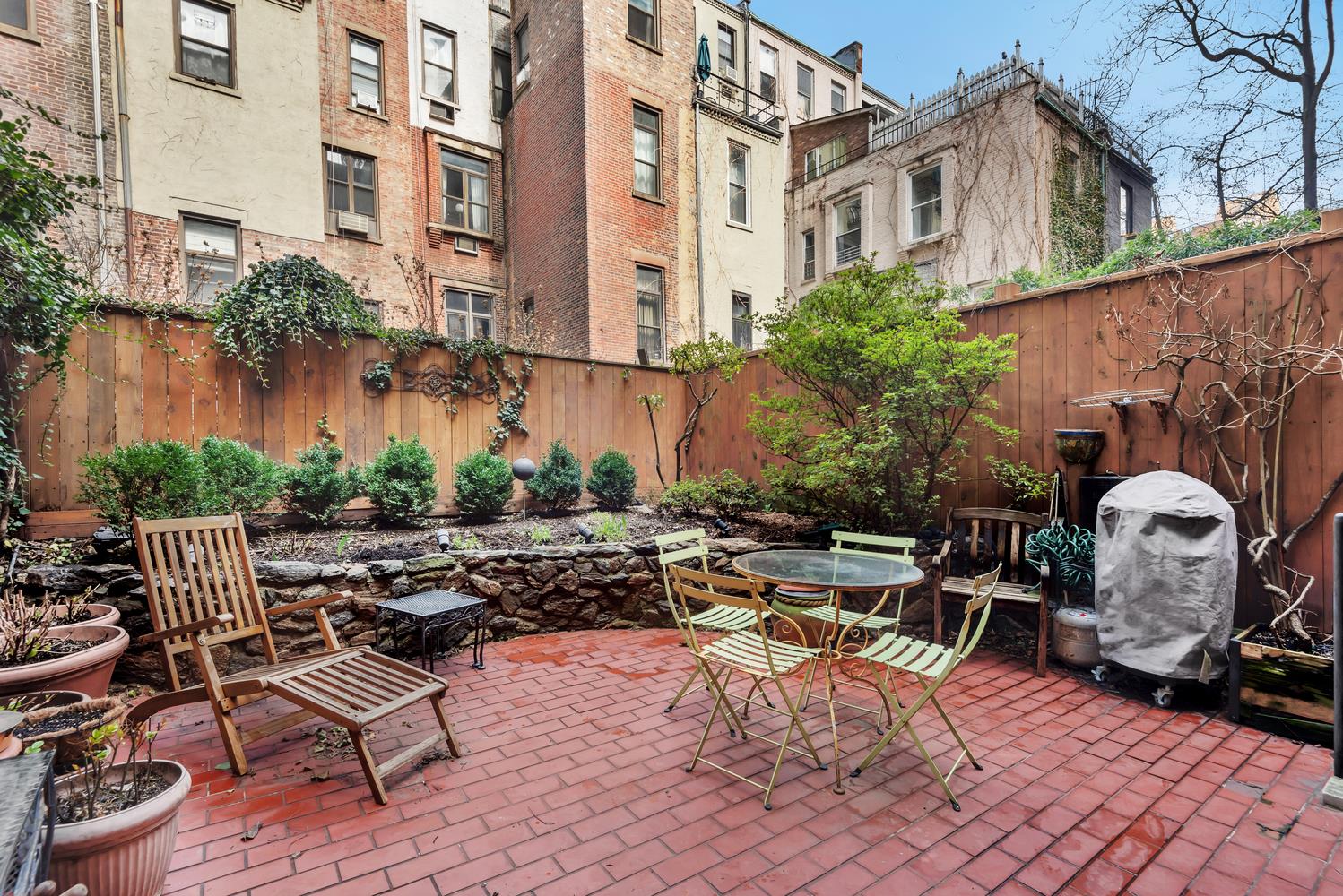 129 West 70th Street Garden, Lincoln Sq, Upper West Side, NYC - 4 Bedrooms  
3 Bathrooms  
8 Rooms - 