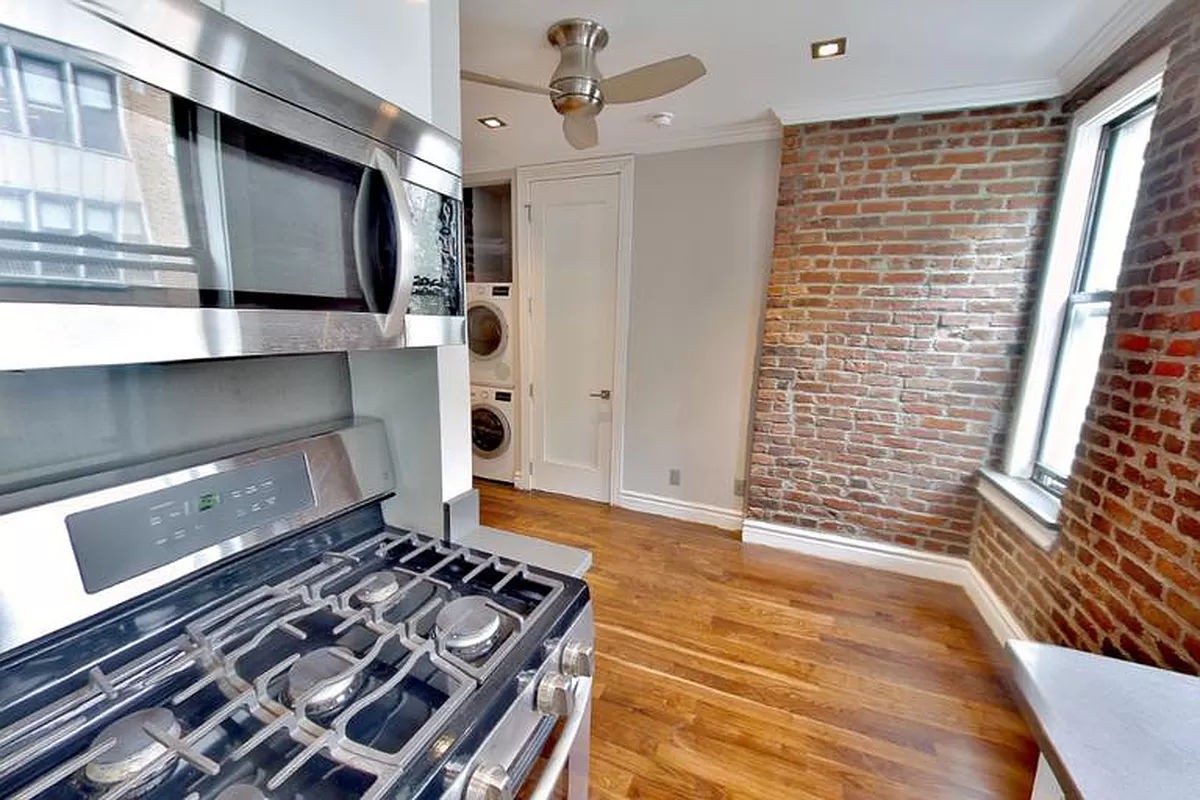 410 East 13th Street 3B, East Village, Downtown, NYC - 2 Bedrooms  
1 Bathrooms  
4 Rooms - 
