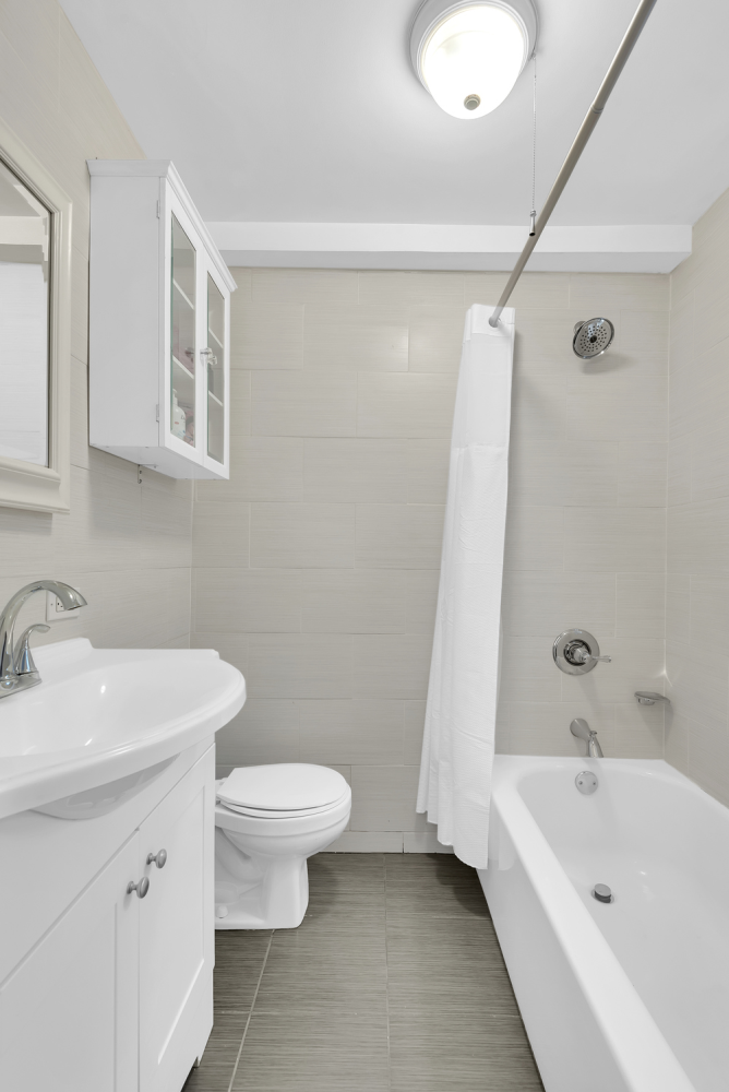 155 E 49TH Street, New York, NY 10017, 2 Rooms Rooms,1 BathroomBathrooms,Residential,For Sale,49TH,RPLU-1032522924768