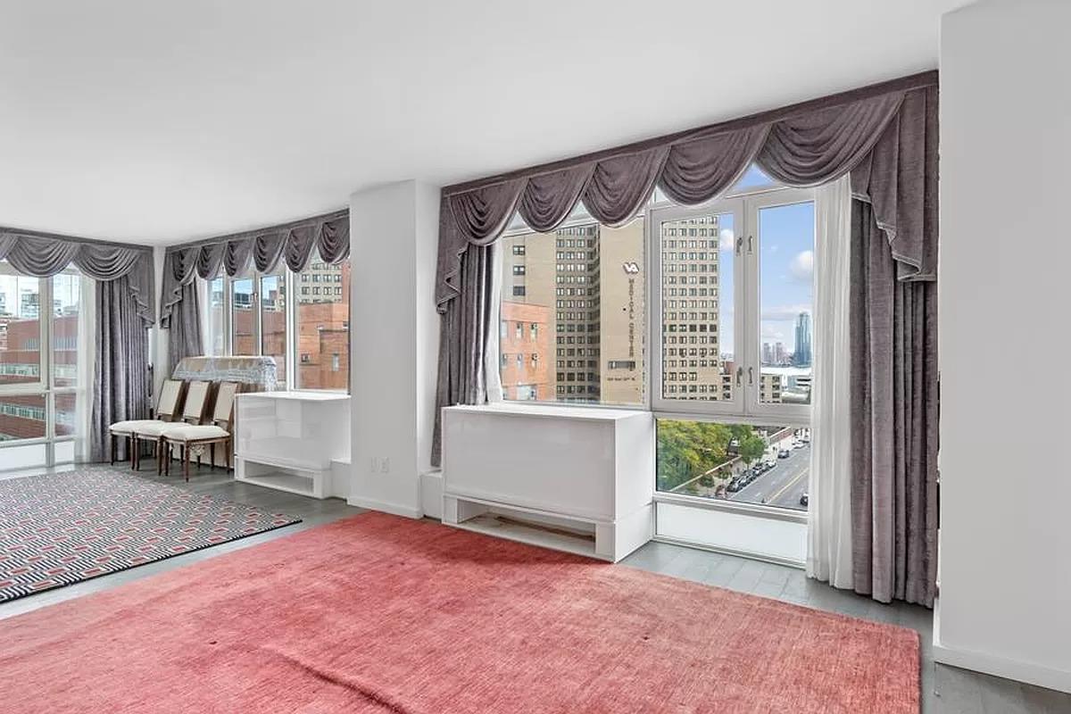 385 1st Avenue 9E, Gramercy Park, Downtown, NYC - 2 Bedrooms  
2 Bathrooms  
5 Rooms - 