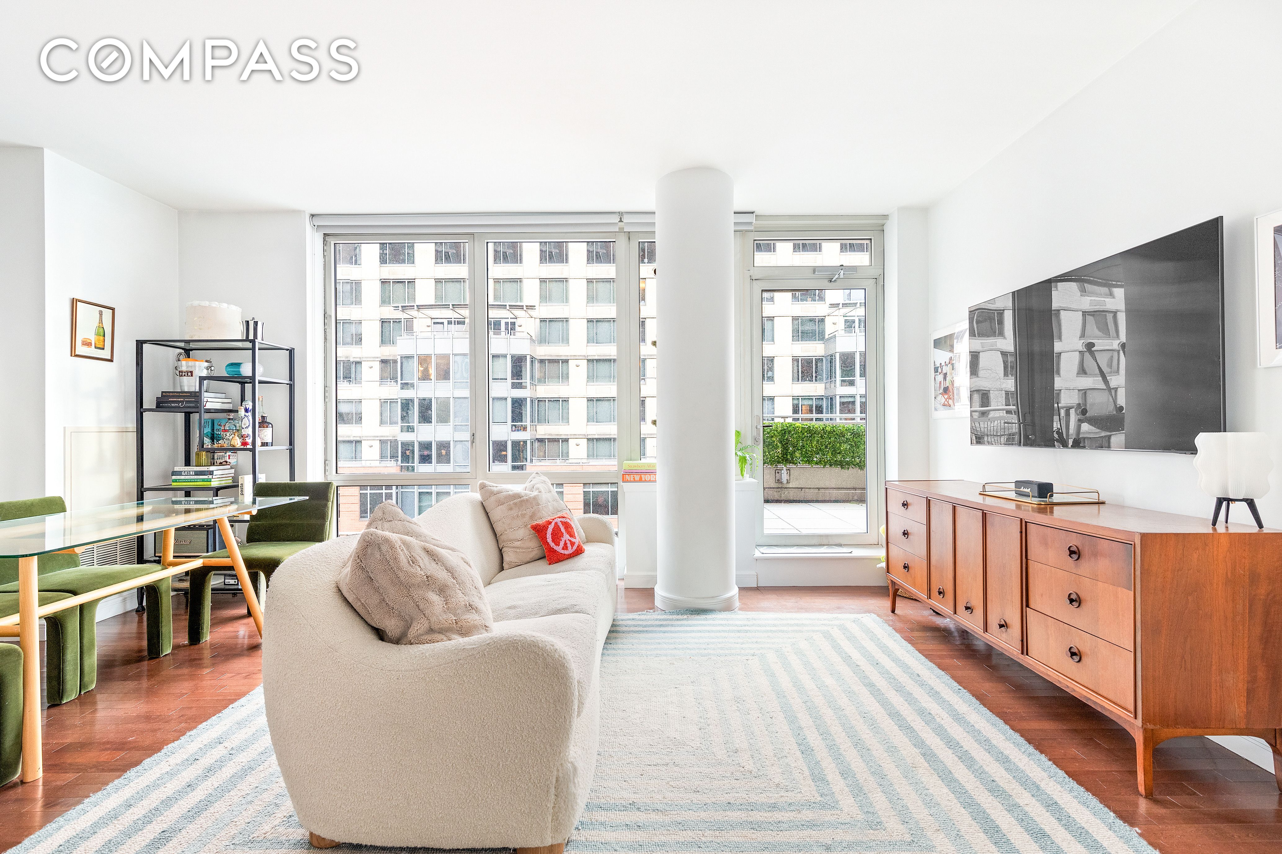 225 East 34th Street 17G, Murray Hill, Midtown East, NYC - 2 Bedrooms  
2 Bathrooms  
5 Rooms - 