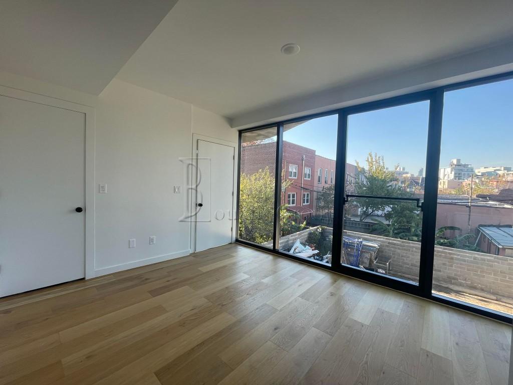 30-18 14th Street, Astoria, Queens, New York - 1 Bedrooms  
1 Bathrooms  
4 Rooms - 